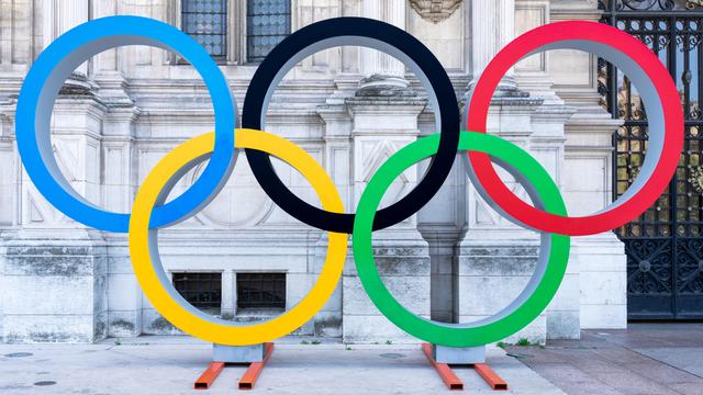 Frankreich: Olympische Ringe vor dem Rathaus von Paris.