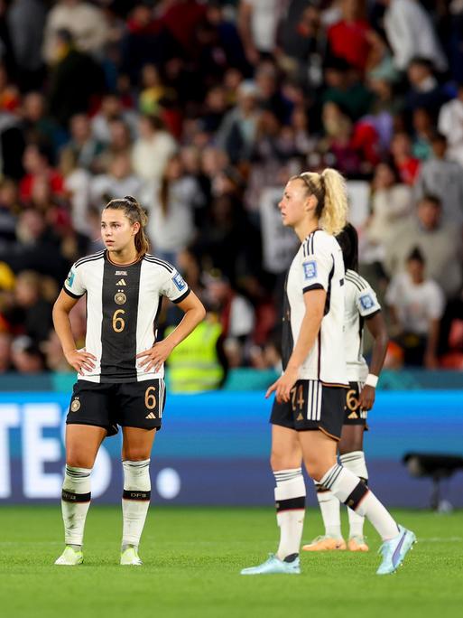 Spielerinnen der deutschen Frauen-Fußballnationalmannschaft stehen auf dem Spielfeld