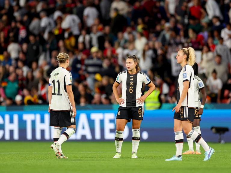 Spielerinnen der deutschen Frauen-Fußballnationalmannschaft stehen auf dem Spielfeld