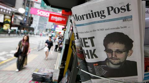 Das Bild von Edward Snowden auf einer Zeitung in einem Kiosk in Hong Kong