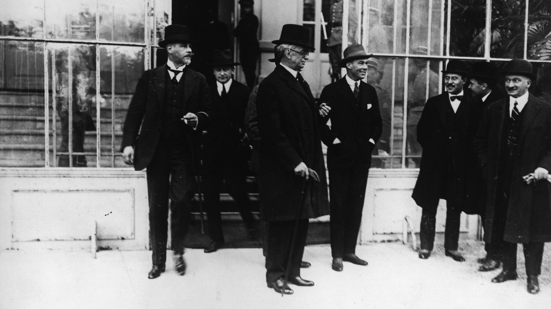 Das Schwarz-Weiß-Foto aus dem Jahr 1922 zeigt eine Delegation in Cannes, darunter auch der liberale deutsche Politiker Walther Rathenau.