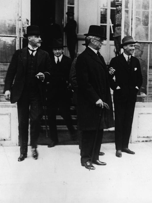 Das Schwarz-Weiß-Foto aus dem Jahr 1922 zeigt eine Delegation in Cannes, darunter auch der liberale deutsche Politiker Walther Rathenau.
