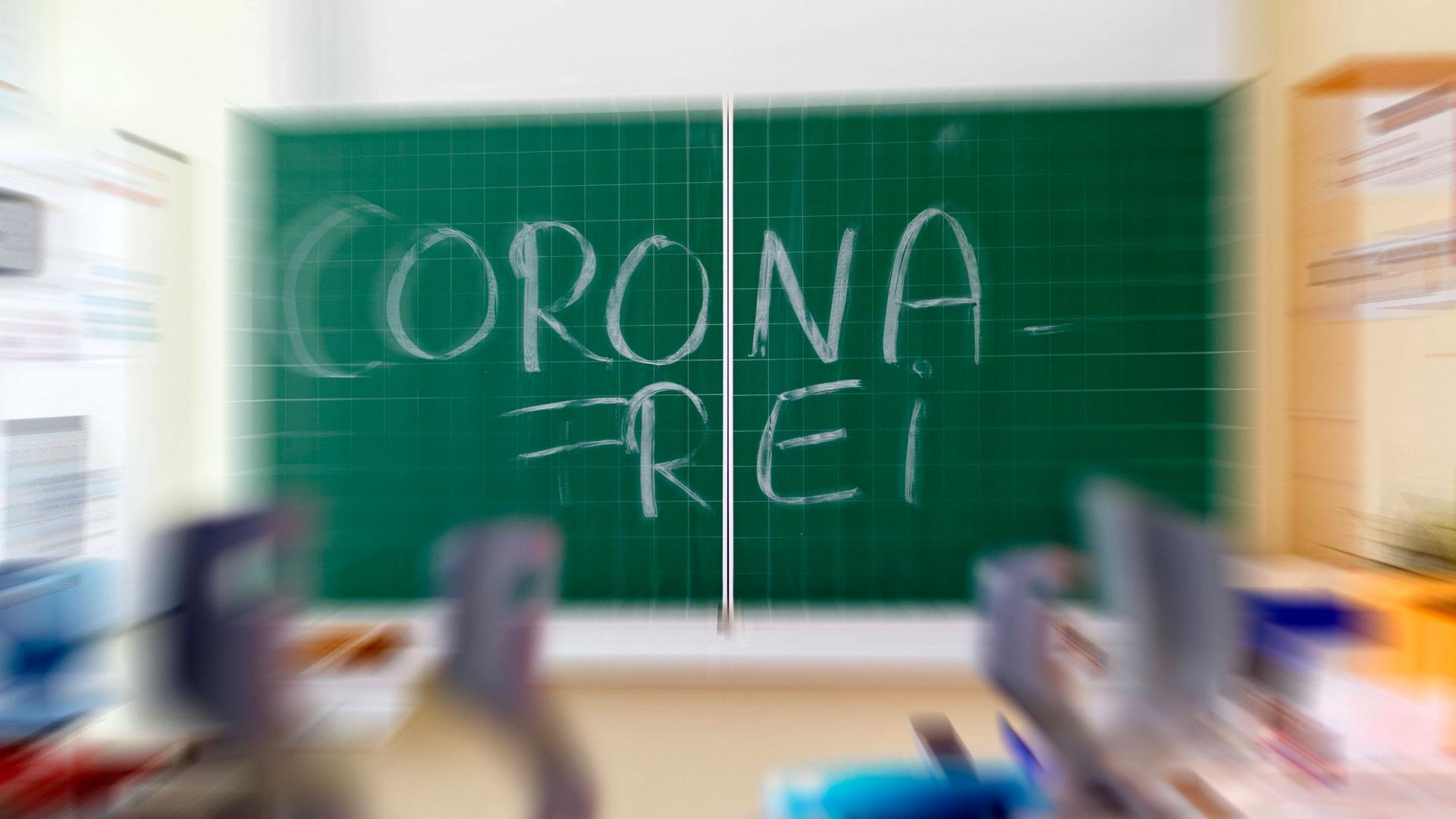 Corona-frei steht auf einer Schultafel.