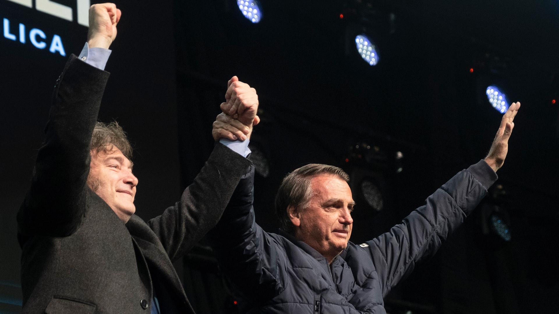 Der argentinische Präsident Javier Milei (l) jubelt mit dem brasilianischen Ex-Präsidenten Jair Bolsonaro während der CPAC Brasil 2024 in Camboriu, Brasilien. 