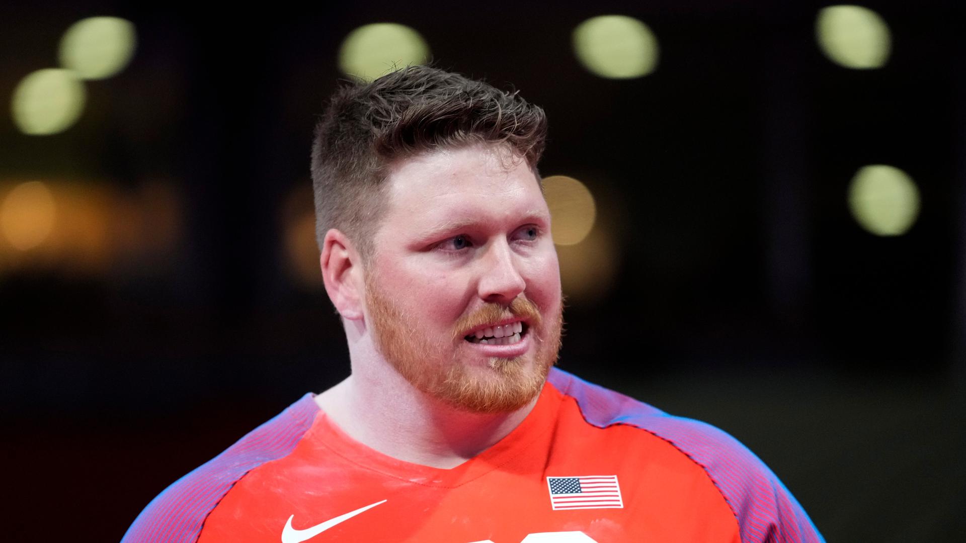 US-Kugelstoßer Ryan Crouser blickt nach einem Stoß auf die Anzeigetafel. US-Kugelstoßer Ryan Crouser blickt nach einem Stoß auf die Anzeigetafel.