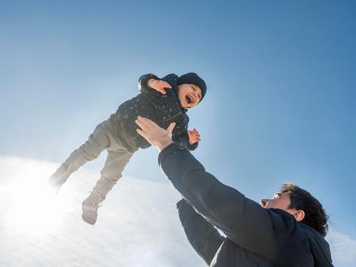 Vater wirft Kind zum Vergnügen in die Luft 