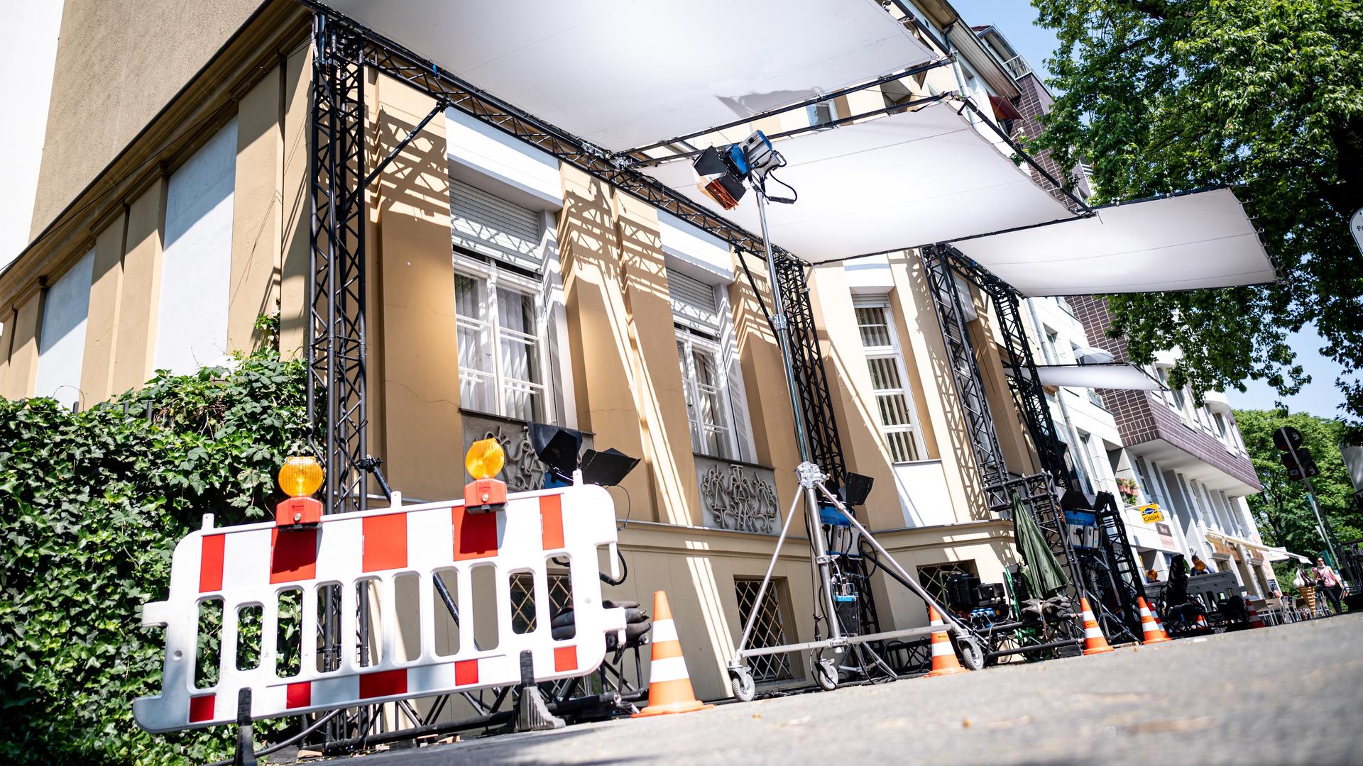 Lichter für ein Filmset stehen in der Lützowstraße in Berlin-Mitte.