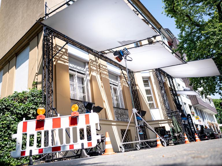 Lichter für ein Filmset stehen in der Lützowstraße in Berlin-Mitte.
