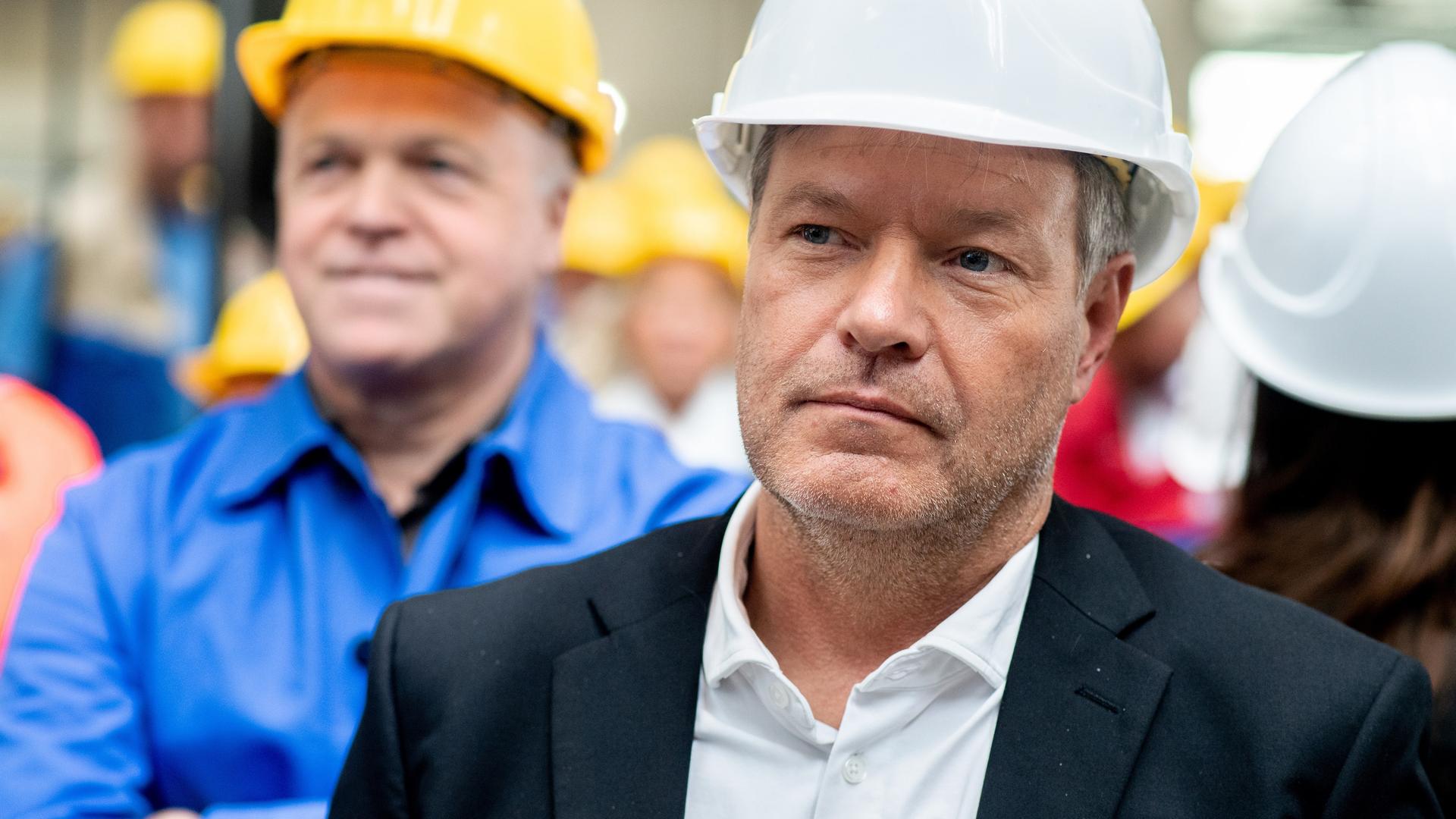 Robert Habeck (Bündnis 90/Die Grünen), Bundesminister für Wirtschaft und Klimaschutz, steht während einer Betriebsversammlung in einer Werfthalle der Meyer Werft.