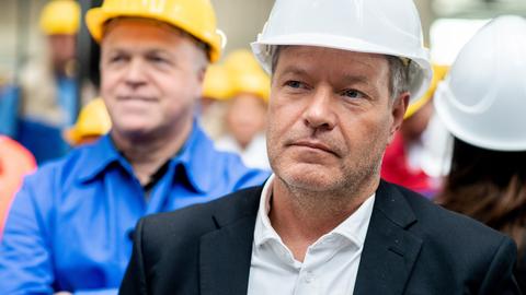 Robert Habeck (Bündnis 90/Die Grünen), Bundesminister für Wirtschaft und Klimaschutz, steht während einer Betriebsversammlung in einer Werfthalle der Meyer Werft.