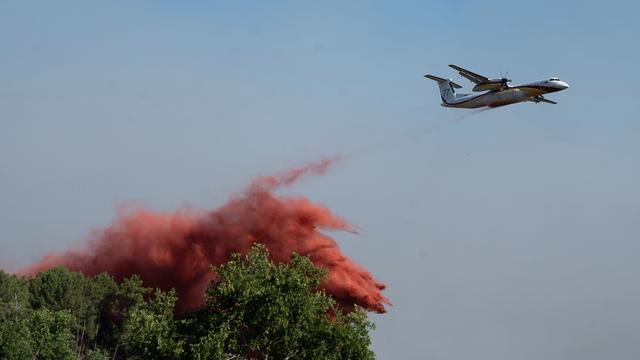Das Foto zeigt ein Lösch-Flugzeug in Frankreich.