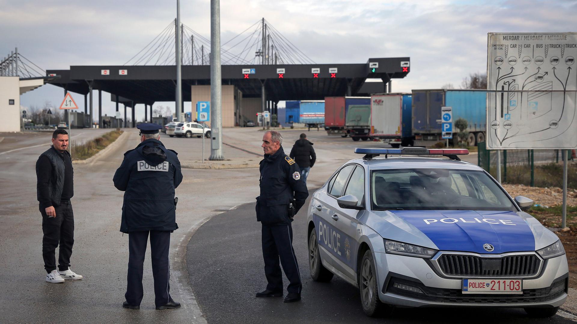 Kosovo, Merdare: Polizisten stehen am Grenzübergang zu Serbien, nachdem die Grenzen geschlossen wurden.