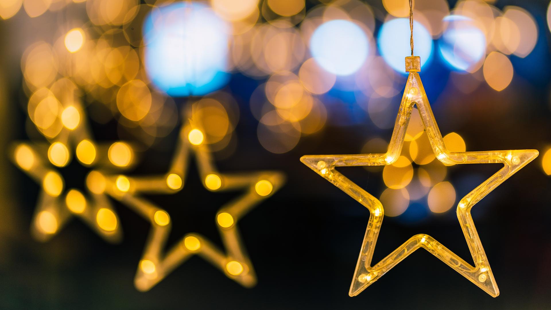 Gelb funkelnde Weihnachtssterne Gelb funkelnde Weihnachtssterne