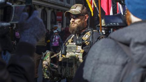 Ein Mitglied der Light Foot Militia, einer bewaffneten Miliz, posiert bei einer Demonstration in Richmond, Virginia, im Jahr 2020.