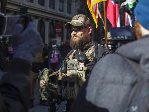 Ein Mitglied der Light Foot Militia, einer bewaffneten Miliz, posiert bei einer Demonstration in Richmond, Virginia, im Jahr 2020.