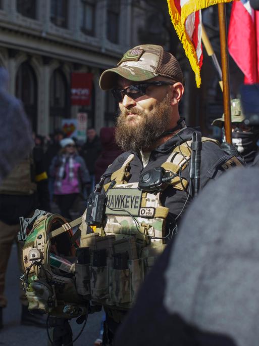 Ein Mitglied der Light Foot Militia, einer bewaffneten Miliz, posiert bei einer Demonstration in Richmond, Virginia, im Jahr 2020.