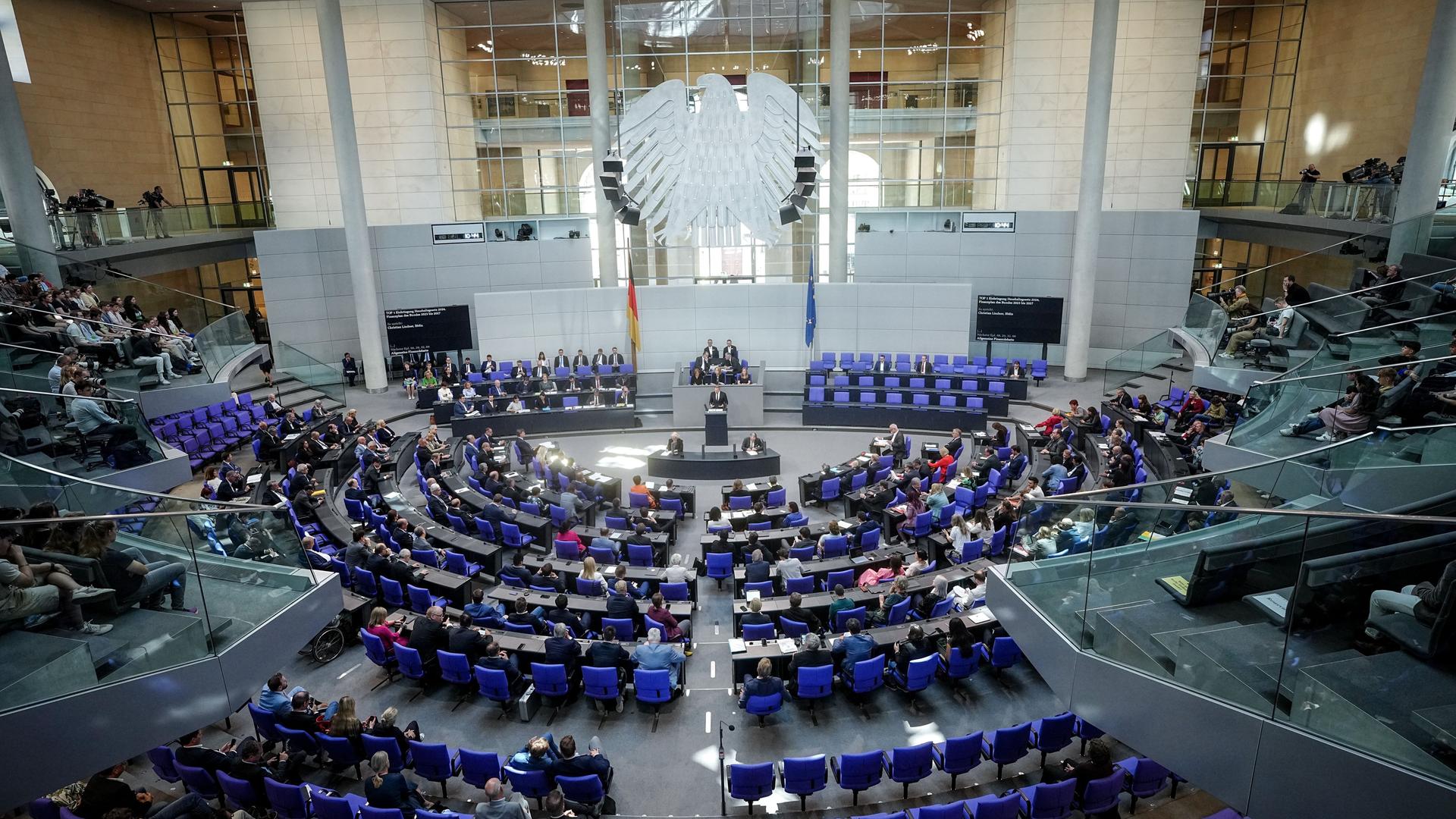 Berlin: Christian Lindner (FDP), Bundesminister der Finanzen, spricht im Plenarsaal des Bundestags zu Beginn der Haushaltswoche. Berlin: Christian Lindner (FDP), Bundesminister der Finanzen, spricht im Plenarsaal des Bundestags zu Beginn der Haushaltswoche.