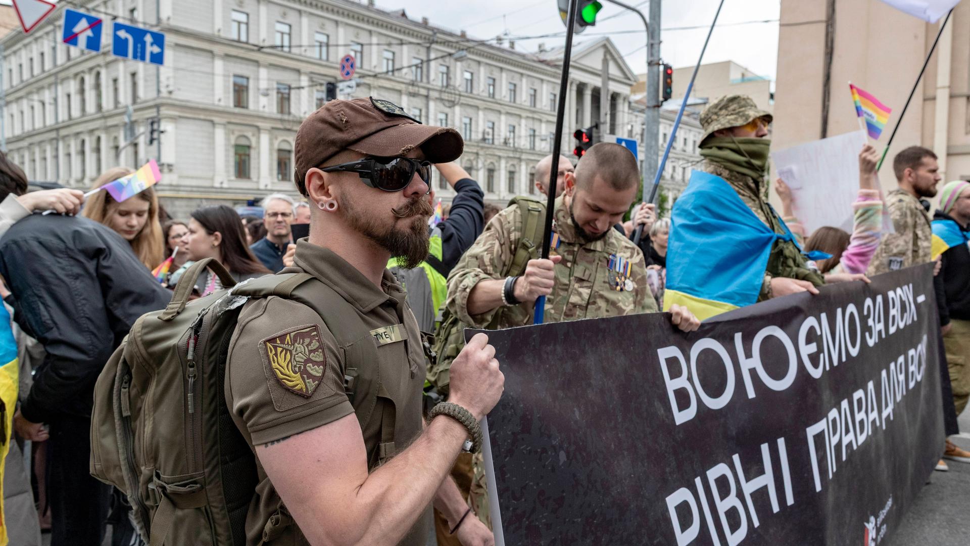 Ukrainische Soldaten nehmen in Kiew an der Kyiv Pride Parade teil. 