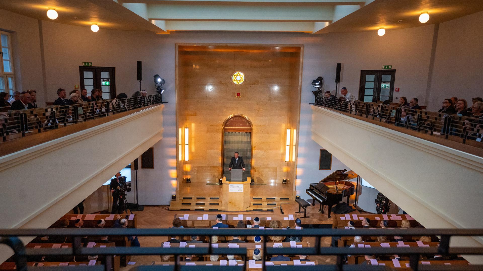 Bundeskanzler Friedrich Merz (CDU), nimmt an einem Festakt zur Wiederherstellung der Synagoge Reichenbachstraße teil. Nach jahrelanger Restaurierung wird die Synagoge in der Münchner Reichenbachstraße wieder eröffnet.