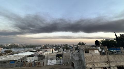 Über den blauen Himmel über Gaza ziehen Rauchwolken.