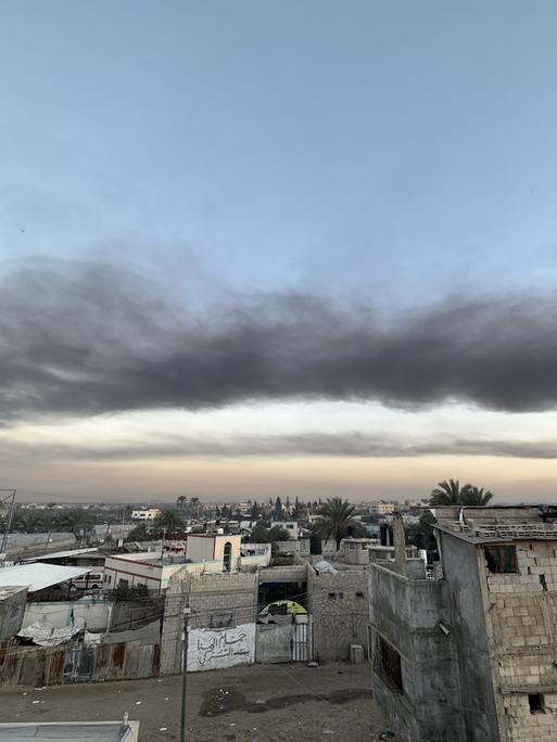 Über den blauen Himmel über Gaza ziehen Rauchwolken.