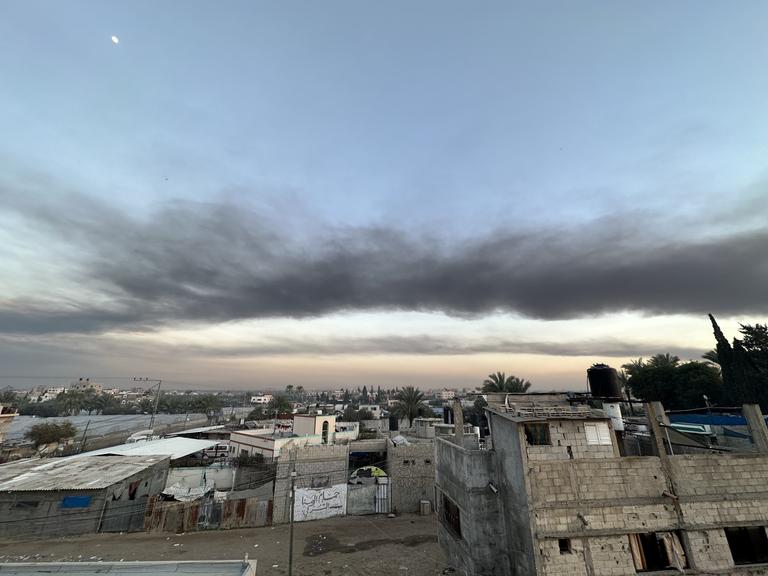 Über den blauen Himmel über Gaza ziehen Rauchwolken.