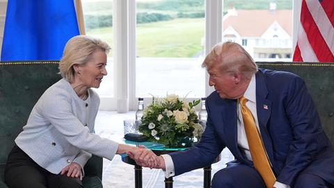 Präsident Donald Trump gibt der Präsidentin der Europäischen Kommission, Ursula von der Leyen, bei einem Treffen in Schottland die Hand.
