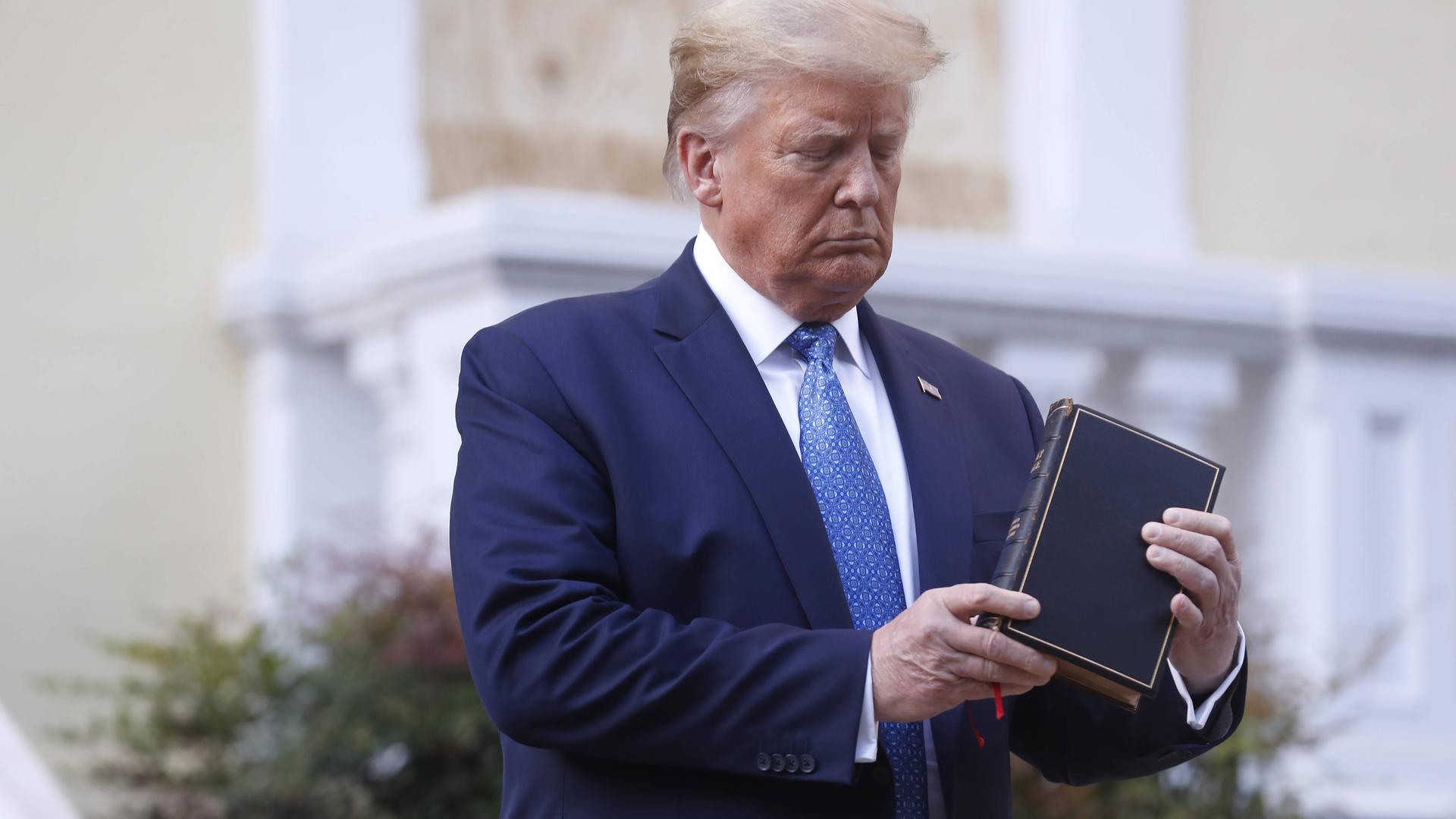 Donald Trump mit Bibel vor der St. John's Episcopal Church (am 1. Juni 2020)