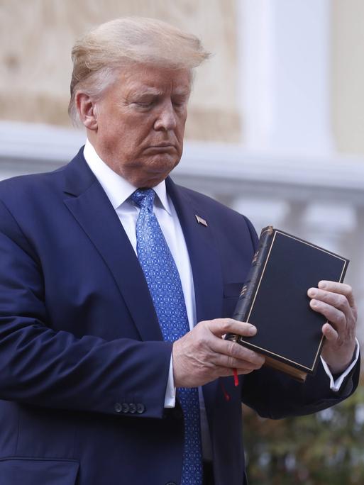 Donald Trump mit Bibel vor der St. John's Episcopal Church (am 1. Juni 2020)