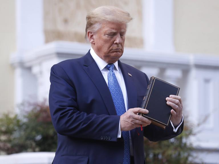 Donald Trump mit Bibel vor der St. John's Episcopal Church (am 1. Juni 2020)