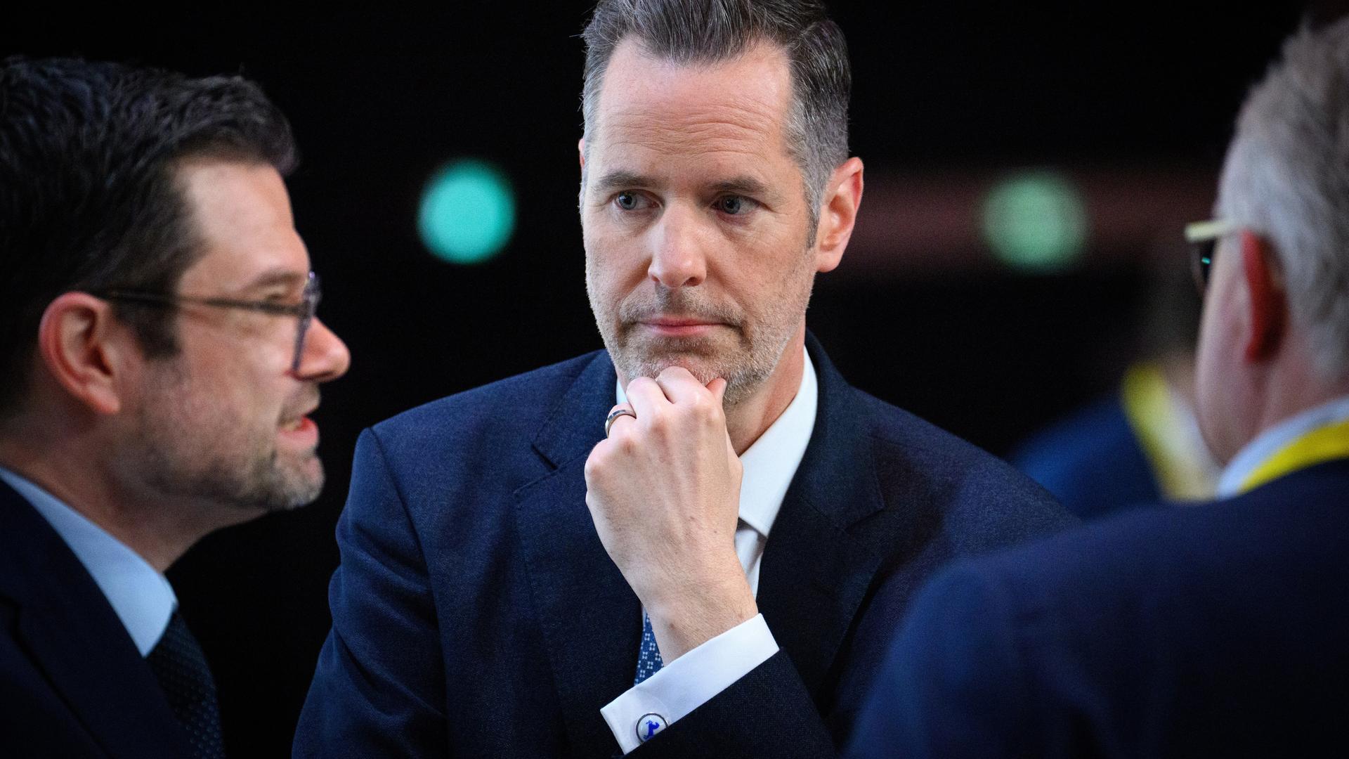Männer in Anzügen stehen nachdenklich im Gespräch beieinander: Christian Dürr, designierter FDP-Parteichef, und Marco Buschmann, FDP-Generalsekretär, beim Bundesparteitag der FDP. Männer in Anzügen stehen nachdenklich im Gespräch beieinander: Christian Dürr, designierter FDP-Parteichef, und Marco Buschmann, FDP-Generalsekretär, beim Bundesparteitag der FDP.