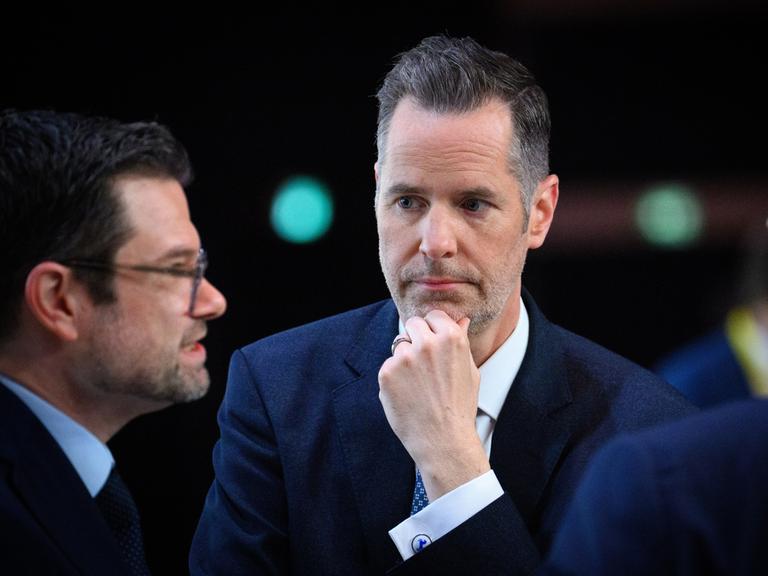 Männer in Anzügen stehen nachdenklich im Gespräch beieinander: Christian Dürr, designierter FDP-Parteichef, und Marco Buschmann, FDP-Generalsekretär, beim Bundesparteitag der FDP. 