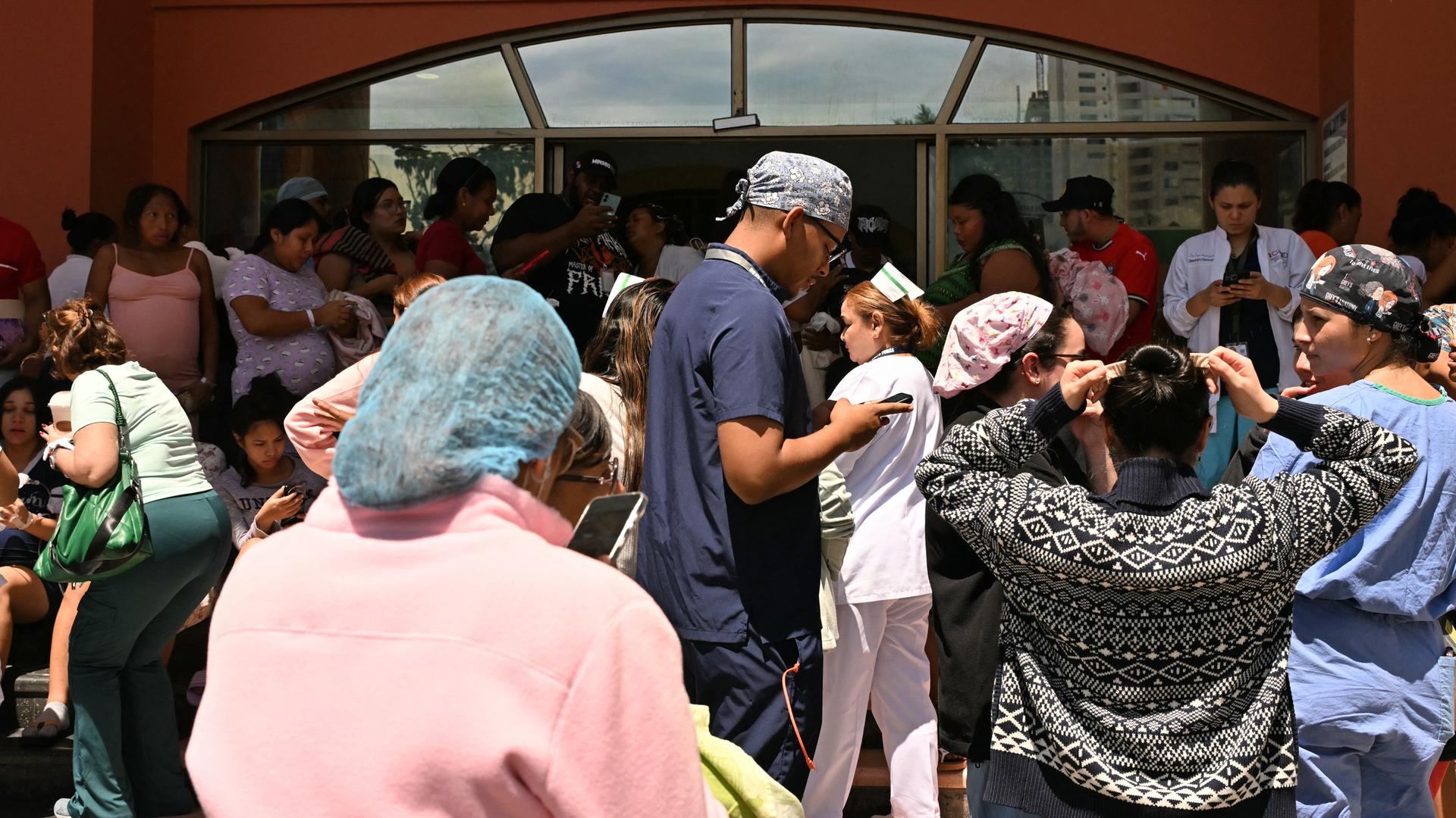 Menschen drängen sich um das Santo-Tomas-Krankenhauses in Panama-Stadt. Menschen drängen sich um das Santo-Tomas-Krankenhauses in Panama-Stadt.