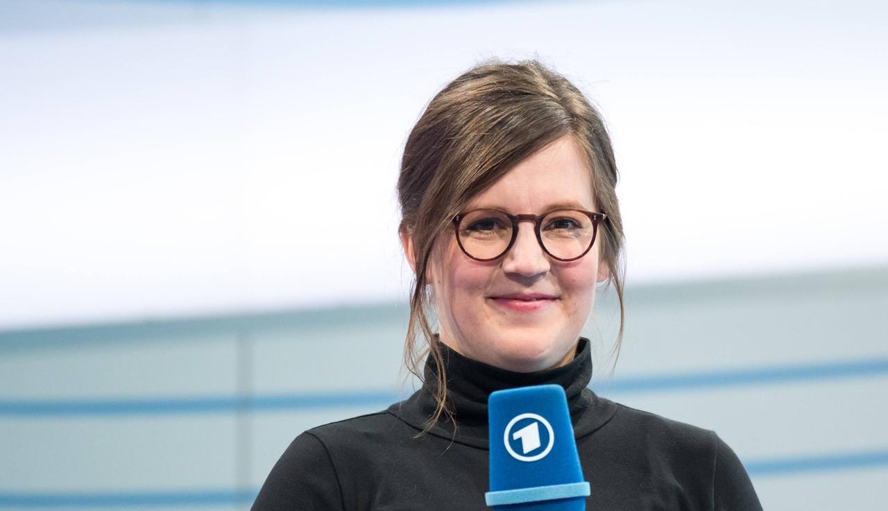 Die Autorin Julia Wolf steht mit einem Mikrofon in der Hand auf der Bühne der Frankfurter Buchmesse im Oktober 2017.