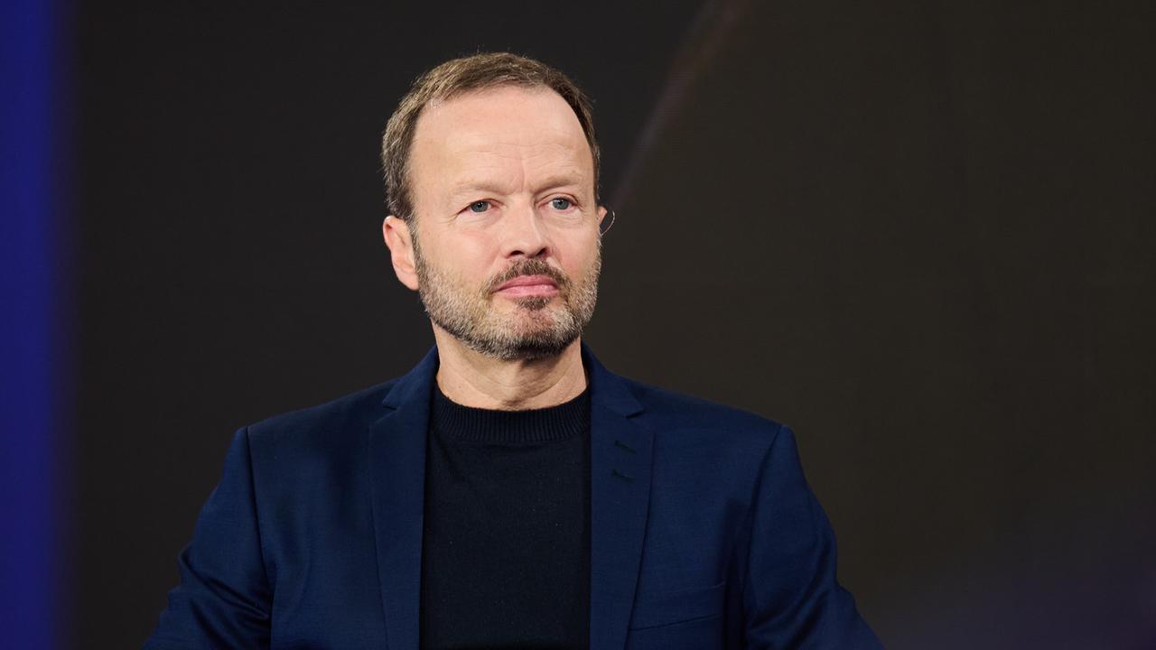 Georg Restle vor einem dunklen Hintergrund.