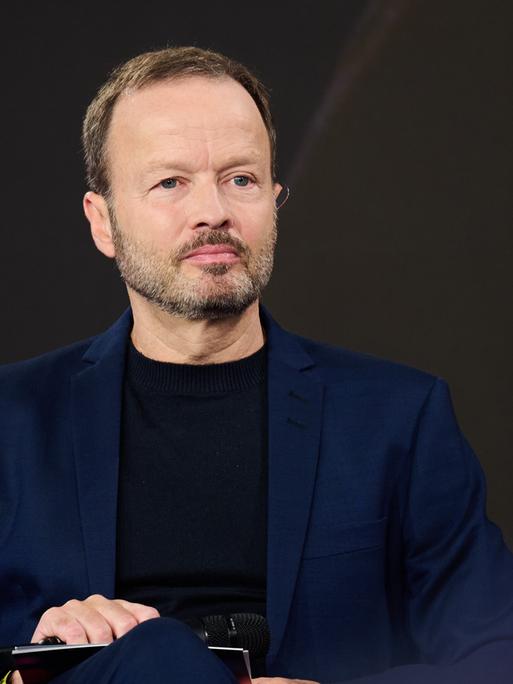 Zu sehen ist der für die ARD tätige Journalist Georg Restle.