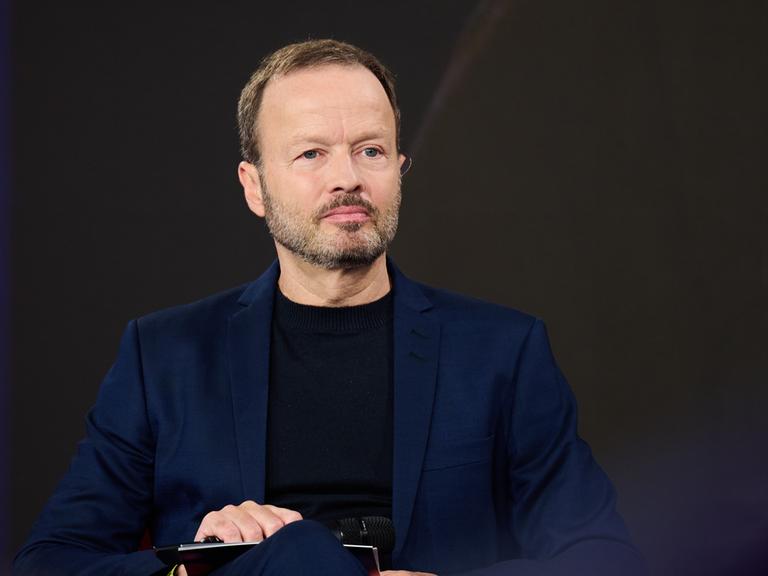 Zu sehen ist der für die ARD tätige Journalist Georg Restle.