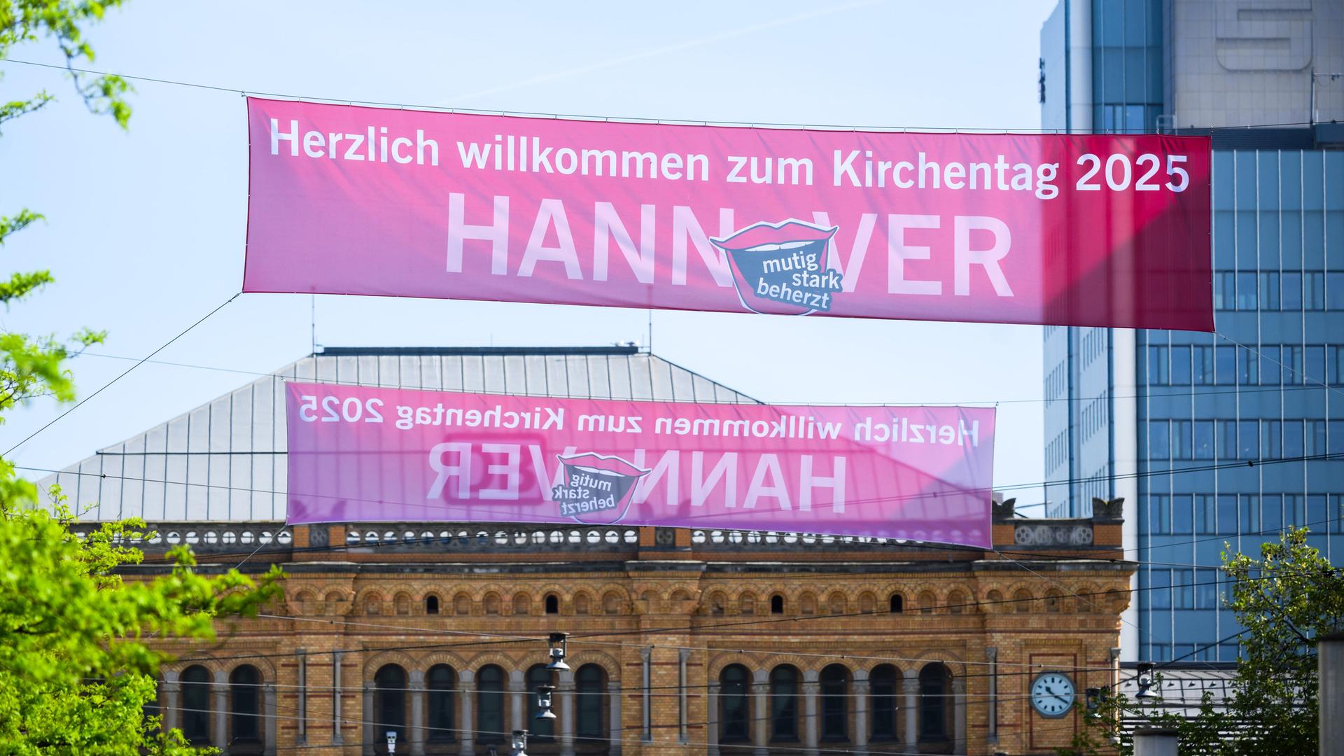 Banner des Kirchentages hängen in der Innenstadt von Hannover. Banner des Kirchentages hängen in der Innenstadt von Hannover.