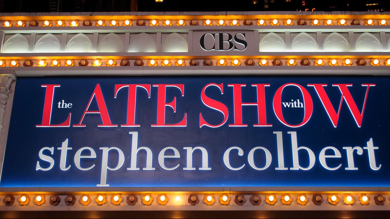 Ein erleuchtetes Schild mit der Aufschrift "The Late Show with Stephen Colbert" steht am Ed-Sullivan-Theater in Manhattan, New York. 