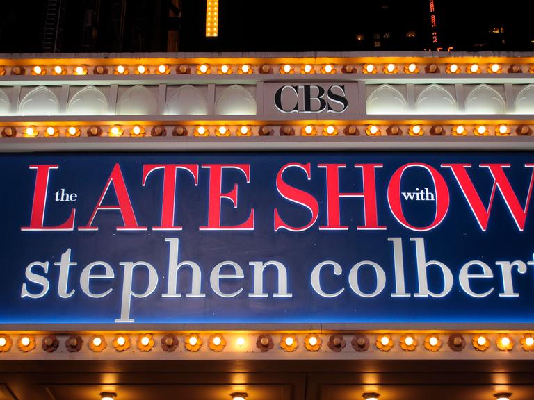 Ein erleuchtetes Schild mit der Aufschrift "The Late Show with Stephen Colbert" steht am Ed-Sullivan-Theater in Manhattan, New York. 