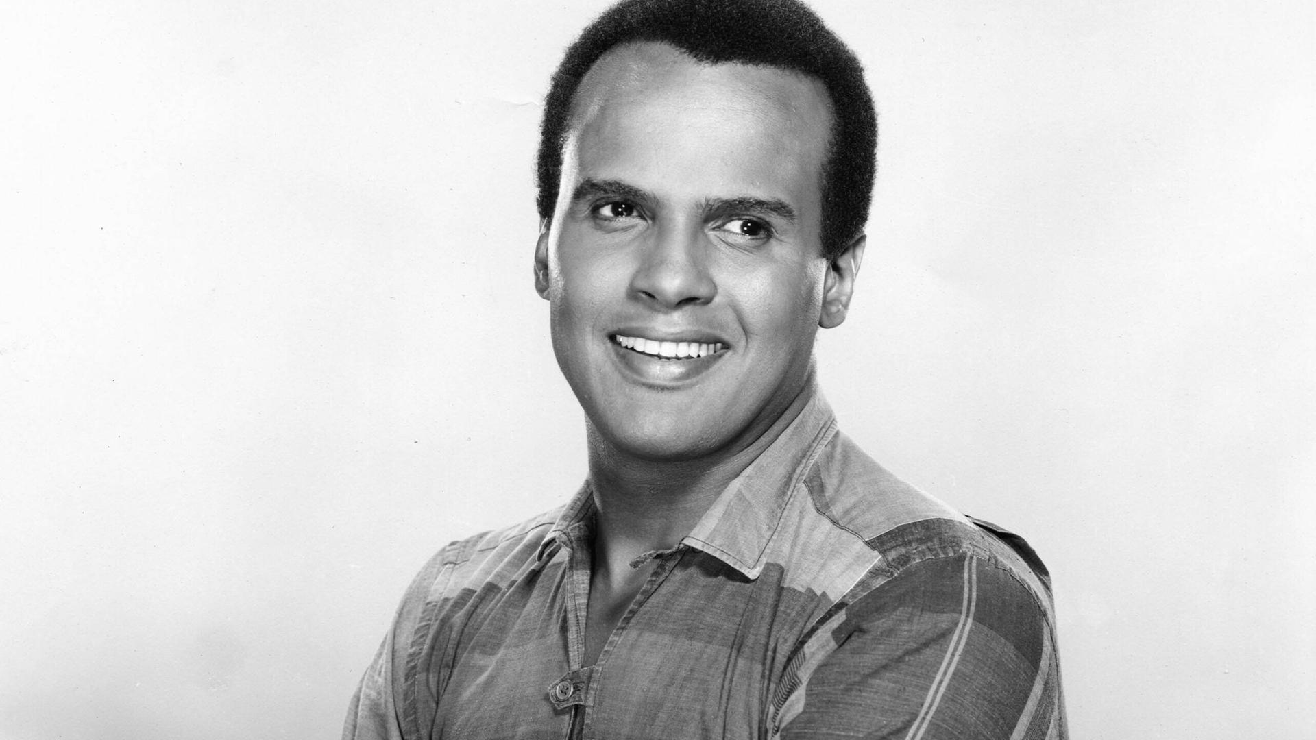Schwarzweiß-Porträt von Harry Belafonte, der fröhlich lacht