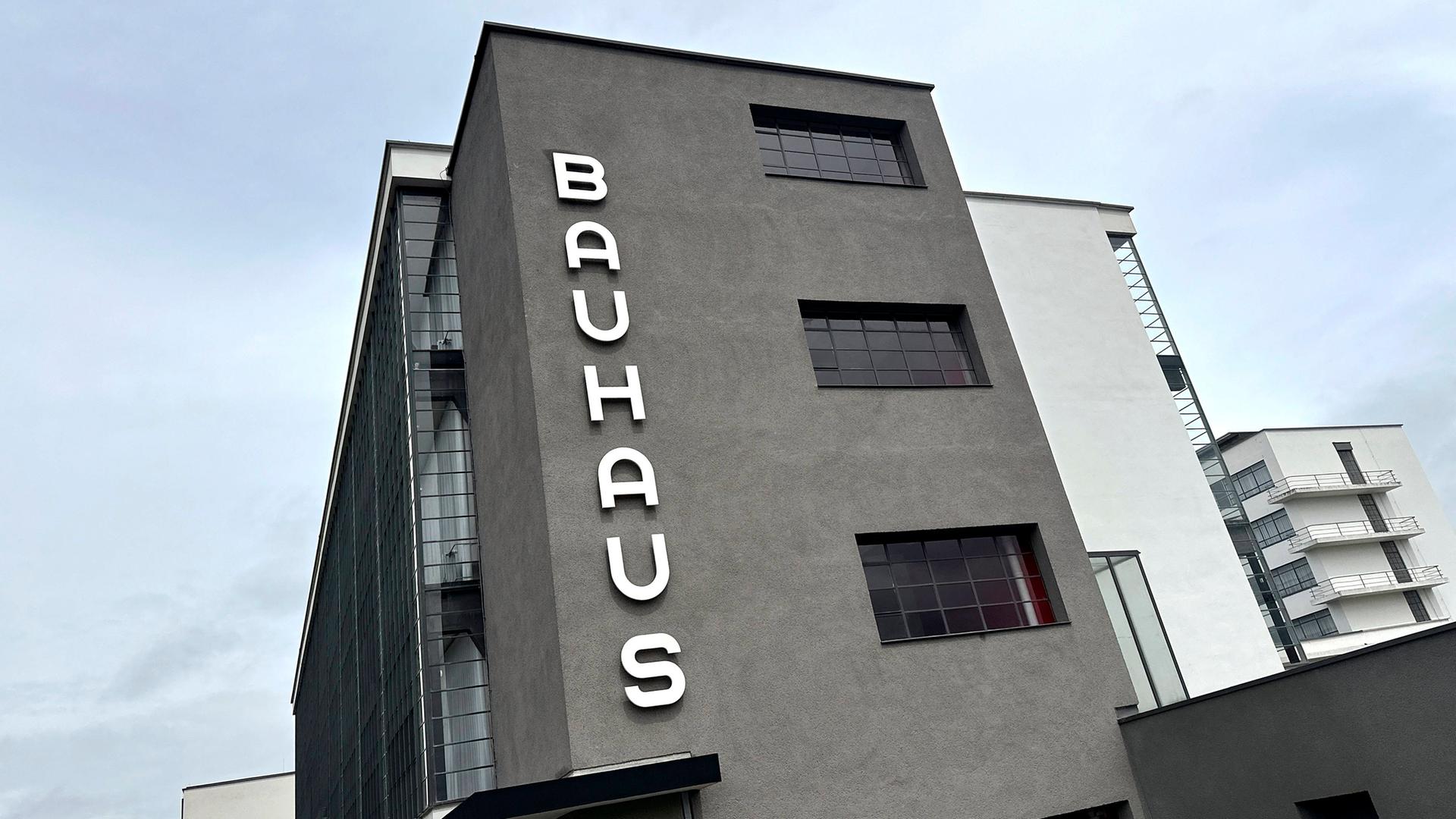 "Bauhaus" Logo am Bauhausgebäude, erbaut vom Architekten Walter Gropius 1925 in Dessau.