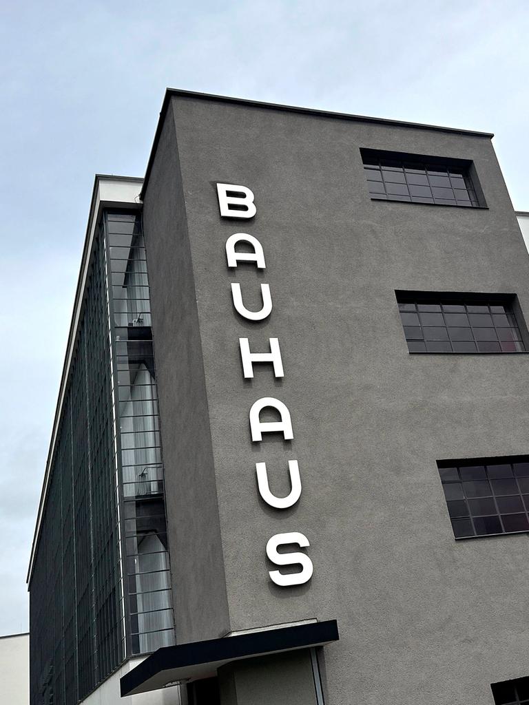 "Bauhaus" Logo am Bauhausgebäude, erbaut vom Architekten Walter Gropius 1925 in Dessau.