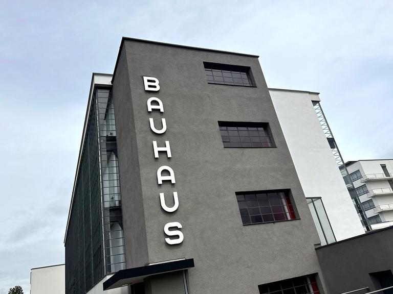 "Bauhaus" Logo am Bauhausgebäude, erbaut vom Architekten Walter Gropius 1925 in Dessau.