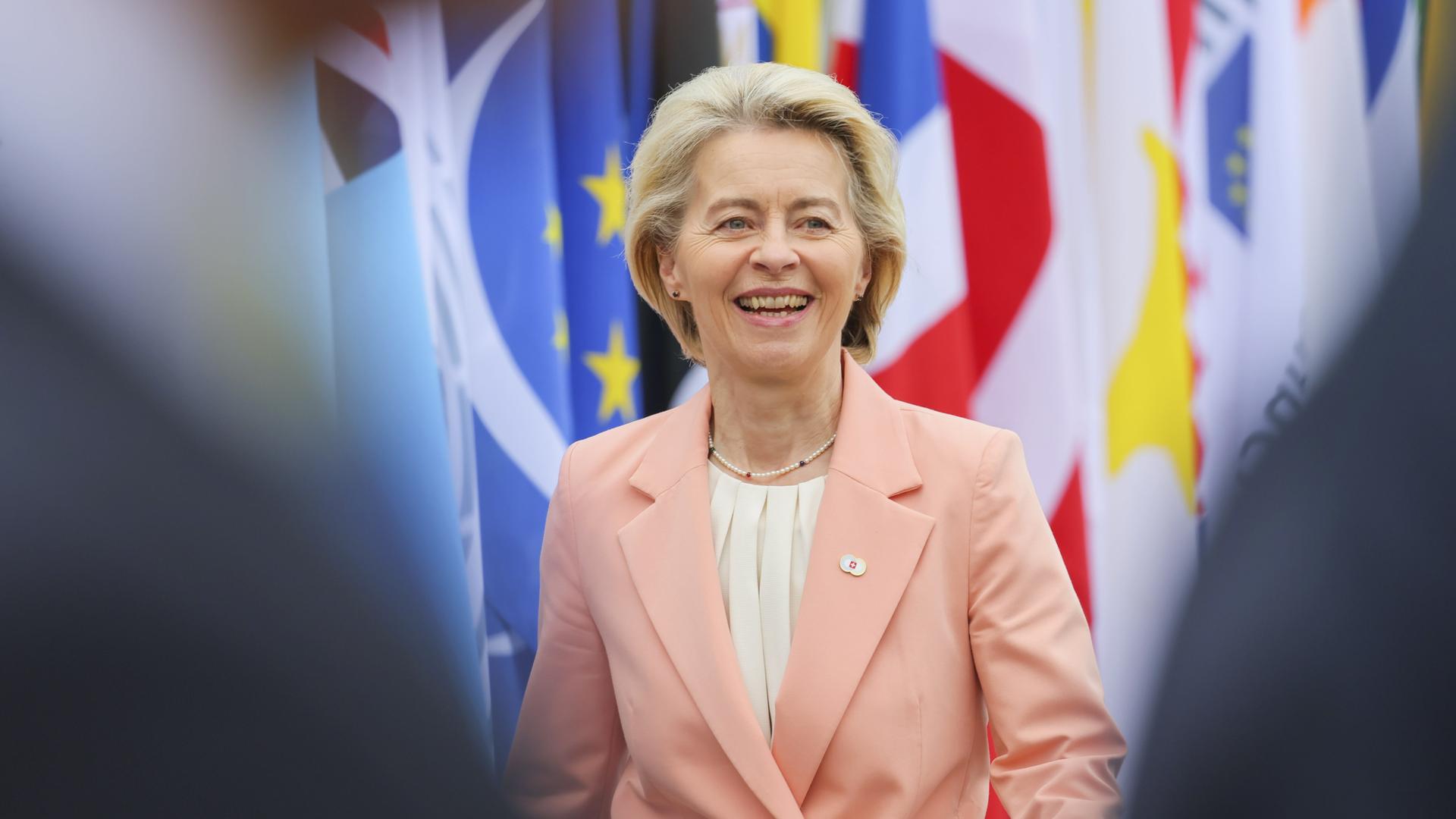EU-Kommissionspräsidentin Ursula von der Leyen lacht.