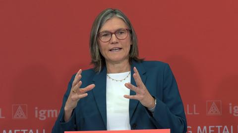 IG-Metall-Chefin Christiane Benner gestikuliert 