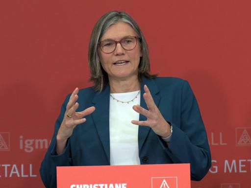 IG-Metall-Chefin Christiane Benner gestikuliert 