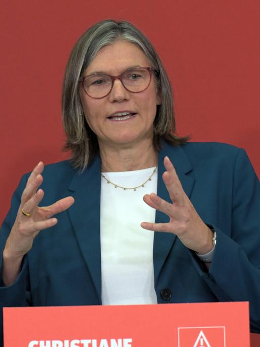 IG-Metall-Chefin Christiane Benner gestikuliert 