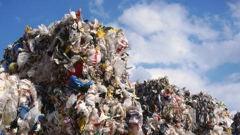Gestapelte Kunststoffabfälle bei einem Recycling Unternehmen.