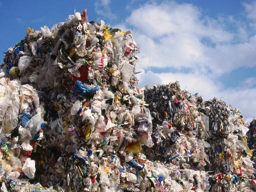 Gestapelte Kunststoffabfälle bei einem Recycling Unternehmen.